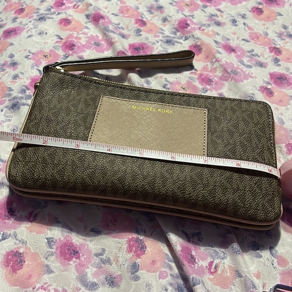 Michael Kors double zip wallet wristlet used once but in good condition - Picture 8 of 9